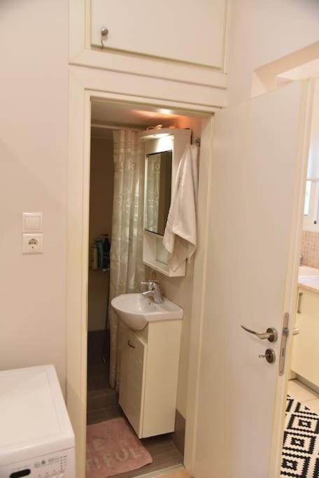 Tiny Treasure Apartment Атина Екстериор снимка
